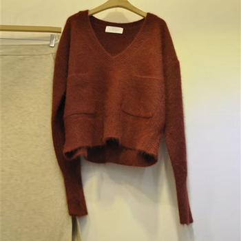 Γυναικείο πουλόβερ με τσέπες και διακόσμηση σε σχήμα V