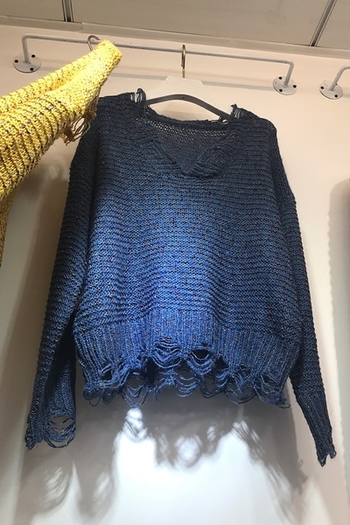 Πλεκτό γυναικείο πουλόβερ με ντεκολτέ σε σχήμα V σε δύο χρώματα