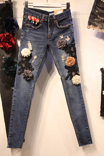 Γυναικεία τζιν με 3D floral διακόσμηση, τύπου Slim