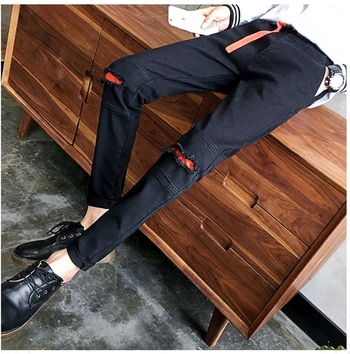 Стилни мъжки дънки в черен цвят с накъсани колена и висока талия