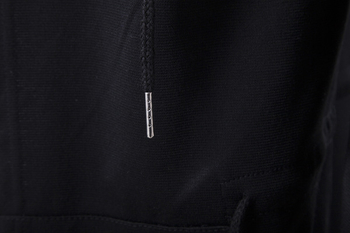 Спортна мъжка жилетка в черен цвят с качулка