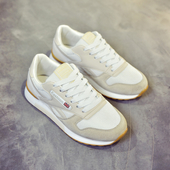 Αθλητικά γυναικεία παπούτσια σε ένα απλό μοντέλο σε τρία χρώματα