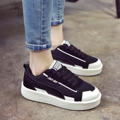 Σπορ-κομψά γυναικεία αθλητικά παπούτσια σε μαύρο και άσπρο χρώμα