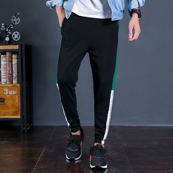 Спортен мъжки  панталон в черен цвят с цветни ленти 