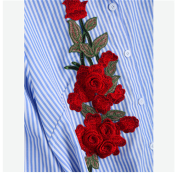 Дамска дълга риза на райета с много нежна флорална бродерия