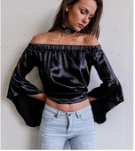 Κομψή γυναικεία μπλούζα σε μαύρο χρώμα με ελεύθερα χαλαρούς ώμους
