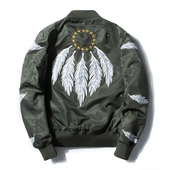 Ένα μοντέρνο ανδρικό μπουφάν με εφαρμογές και σε πολλά χρώματα