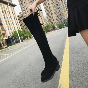 Стилни дамски ботуши с устойчива подметка в черен цвят