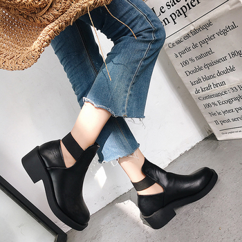 Κομψές γυναικείες μπότες με λάστικο σε μαύρο χρώμα