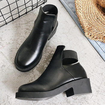 Κομψές γυναικείες μπότες με λάστικο σε μαύρο χρώμα