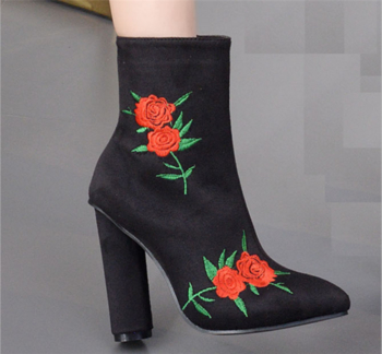 Κομψές γυναικείες μπότες με ψηλά τακούνια με όμορφα τριαντάφυλλα κεντήματα