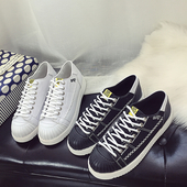 Σπορ-κομψά γυναικεία παπούτσια σε λευκό και μαύρο χρώμα