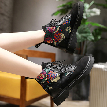 Όμορφες γυναικείες μπότες με floral μοτίβο σε δύο σχέδια