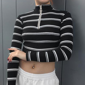 Σύντομη πλεκτή γυναικεία μπλούζα με κολάρο και ριγέ φερμουάρ