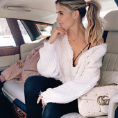 Ένα ενδιαφέρον πουλόβερ γυναικείο  με ένα βαθύ λαιμόκοψη σε ένα ευρύ πρότυπο