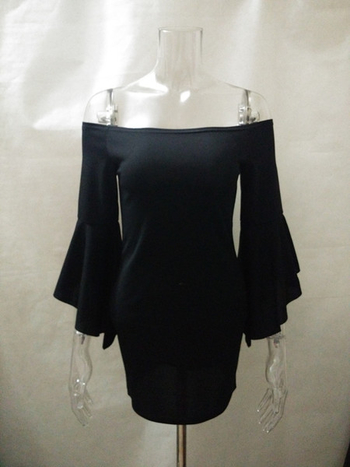 Κομψό γυναικείο  φόρεμα με γυμνούς ώμους και φαρδιά μανίκια σε μαύρο χρώμα