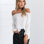 Γυναικείο φανελάκι  για το φθινόπωρο με γυμνούς ώμους σε λευκές και μαύρες κουκίδες