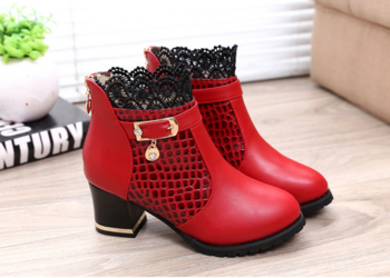 Περιστασιακές γυναικείες  μπότες με παχύ τακούνι σε  κόκκινο και μαύρο χρώμα