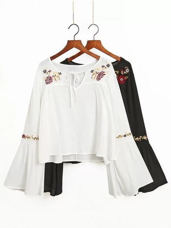 Ефирна дамска риза в бял и черен цвят в свободен стил и флорални елементи