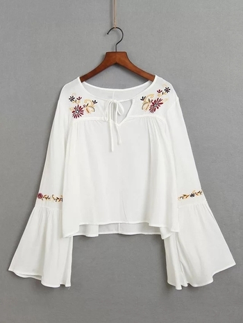 Κομψό γυναικείο πουκάμισο σε λευκό και μαύρο χρώμα σε freestyle και floral στοιχεία