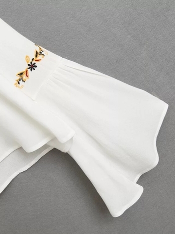 Κομψό γυναικείο πουκάμισο σε λευκό και μαύρο χρώμα σε freestyle και floral στοιχεία