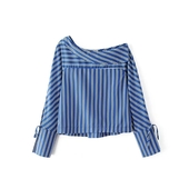 Γυναικεία μπλούζα για το φθινόπωρο σε μια γυμνή λωρίδα ώμου