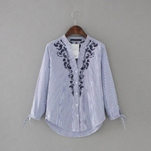 Μοντέρνο γυναικείο πουκάμισο με floral διακόσμηση και ντεκολτέ σε σχήμα V, κατάλληλο για την καθημερινή ζωή