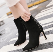 Οι casual γυναικείες μπότες με ψηλά τακούνια 