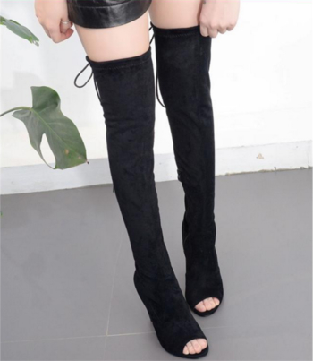 Πολύ μοντέρνες γυναικείες  μπότες  με υψηλό παχύ τακούνι και μακριές σταυροειδείς συνδέσεις