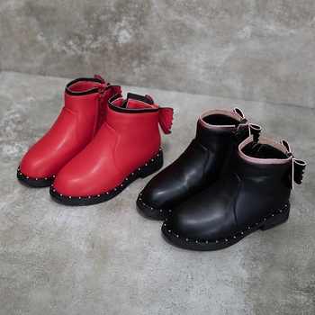Κομψές παιδικές μπότες για κορίτσια με κορδέλα σε κόκκινο και μαύρο χρώμα