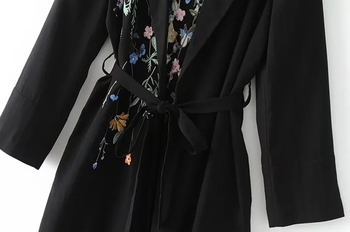 Μακρύ φθινοπωρινό γυναικείο παλτό με κεντήματα σε μαύρο χρώμα