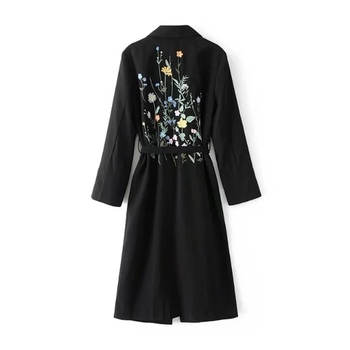 Μακρύ φθινοπωρινό γυναικείο παλτό με κεντήματα σε μαύρο χρώμα