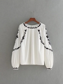 Φρέσκια γυναικεία μπλούζα σε λευκό χρώμα με φαρδιά μανίκια και κεντήματα