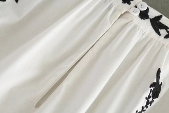 Свежа дамска блуза в бял цвят с широки ръкави и бродерия