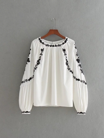 Свежа дамска блуза в бял цвят с широки ръкави и бродерия