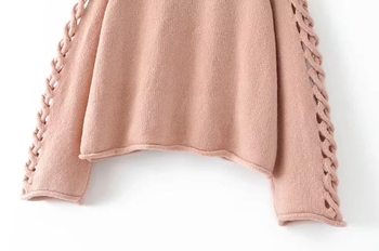 Топъл дамски пуловер в розов и бял цвят с интересни ръкави