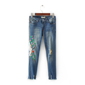 Μοντέρνα γυναικεία τζιν - με ενδιαφέρον κέντημα