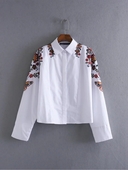 Όμορφο γυναικείο πουκάμισο με λουλούδια σε λευκό χρώμα