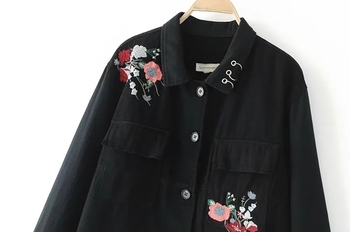 Есенна дамска риза в черен цвят с бродерия на цветя