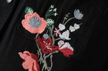 Есенна дамска риза в черен цвят с бродерия на цветя