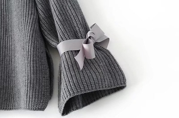 Плетен дамски пуловер в сив цвят с панделка