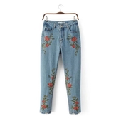 Κομψά γυναικεία τζιν σε μπλε και μαύρο χρώμα με λουλούδια κεντήματος