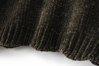 Плетен дамски пуловер в изчистен дизайн, подходящ за ежедневие