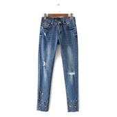 Τρέχον γυναικεία τζιν - σχισμένα και κεντημένα