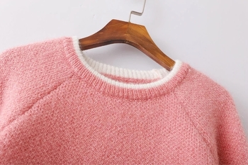 Свеж дамски пуловер в розов и жълт цвят, подходящ за зимата