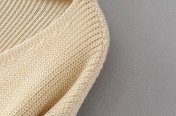 Дамски плетен пуловер с V-образно деколте и поло яка