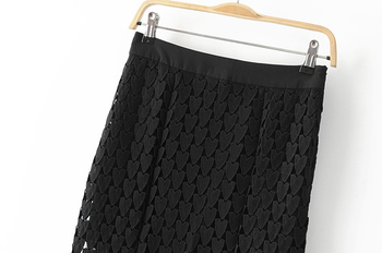Спортно-елегантна дамска пола от дантела в черен цвят