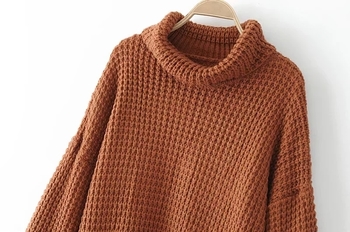Дамски плетен пуловер в свободен стил с поло яка