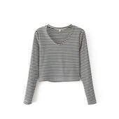 Σύντομη γυναικεία μπλούζα σε V-λωρίδα