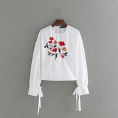 Αθλητική-κομψή γυναικεία μπλούζα με μανσέτα και κεντήματα